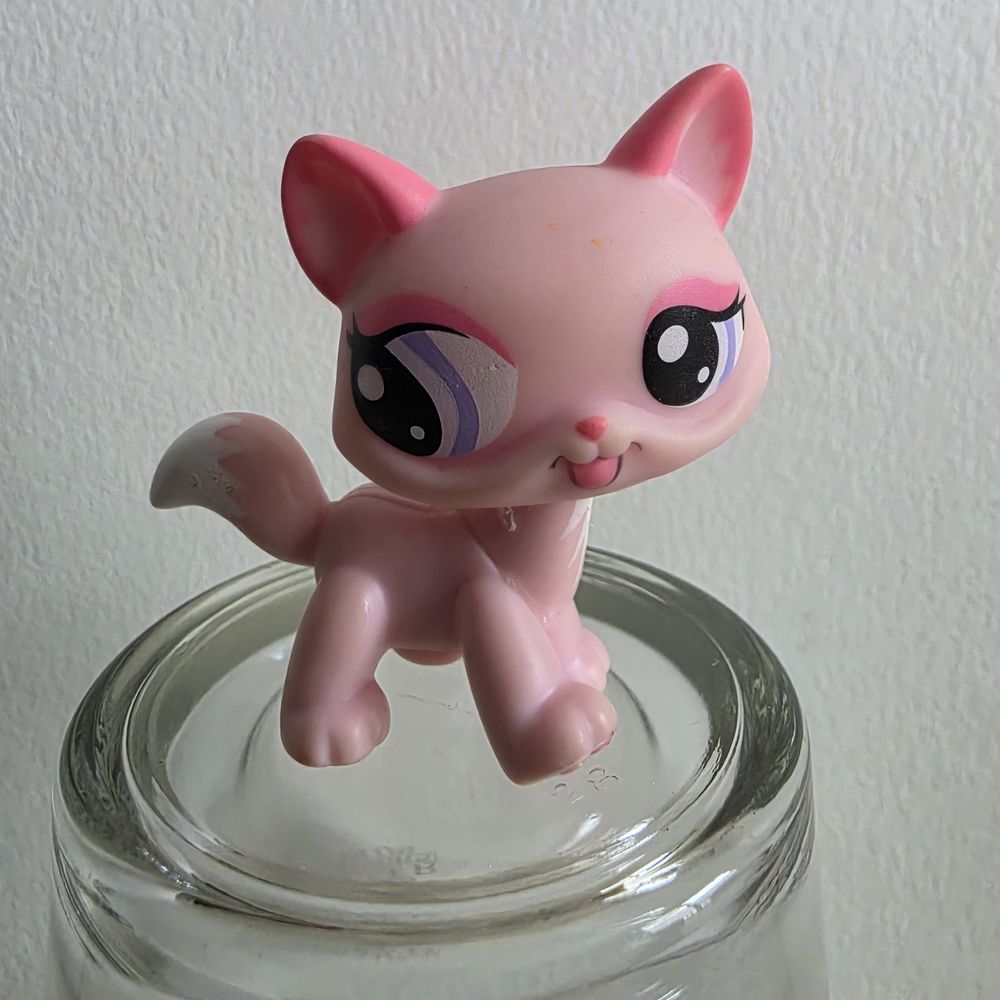 Hasbro Littlest Pet Shop LPS Cat Pink walking shorthair with Purple Eyes #1313